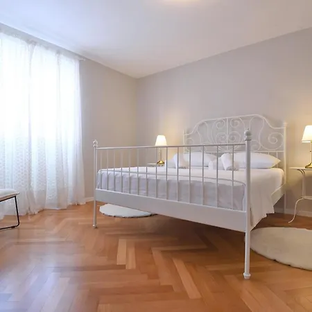 Ton, Old Town Ζαντάρ