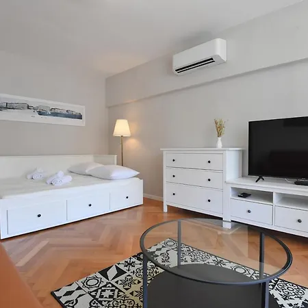 Ton, Old Town Apartman *